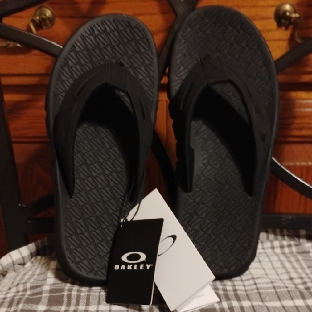 Oakley Men’s Black Thong Sandals – Size 7 (NWT)
